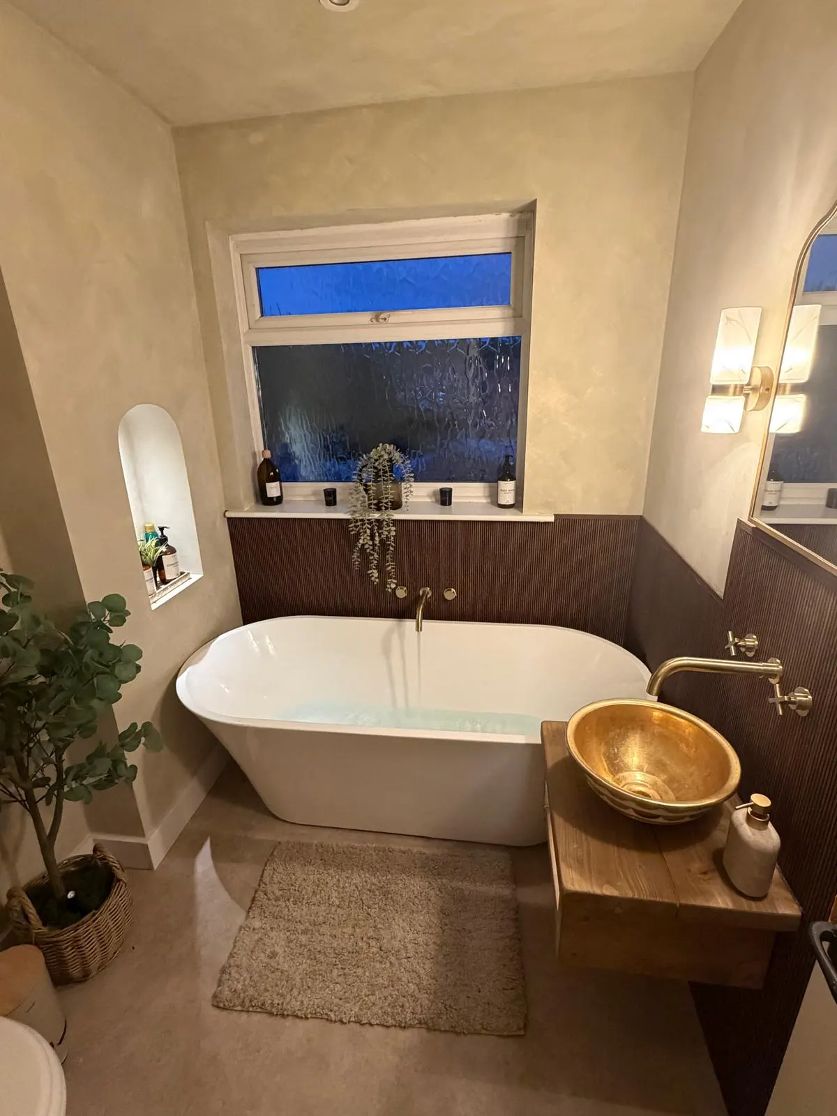 zoomed out pic of bathroom